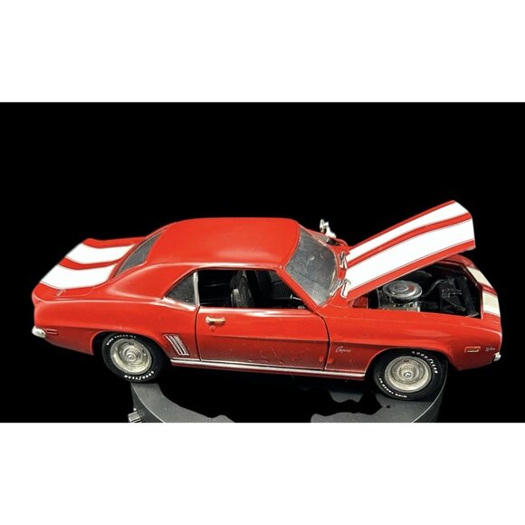 1969 Red & White Stripes Camaro Z/28 1993 ERTL American Muscle : 1/18 Diecast - Picture 9 of 14